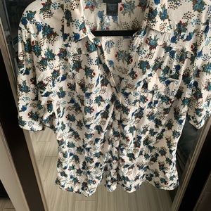 Torrid collard blouse w/floral print
